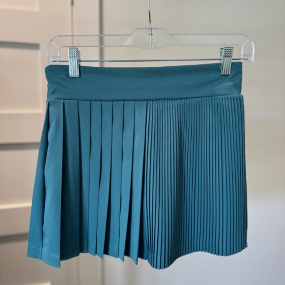 LACOSTE - LIKE NEW! Women's Ultra-Dry Pleated Tennis Skirt (36/4) - Picture 3 of 3